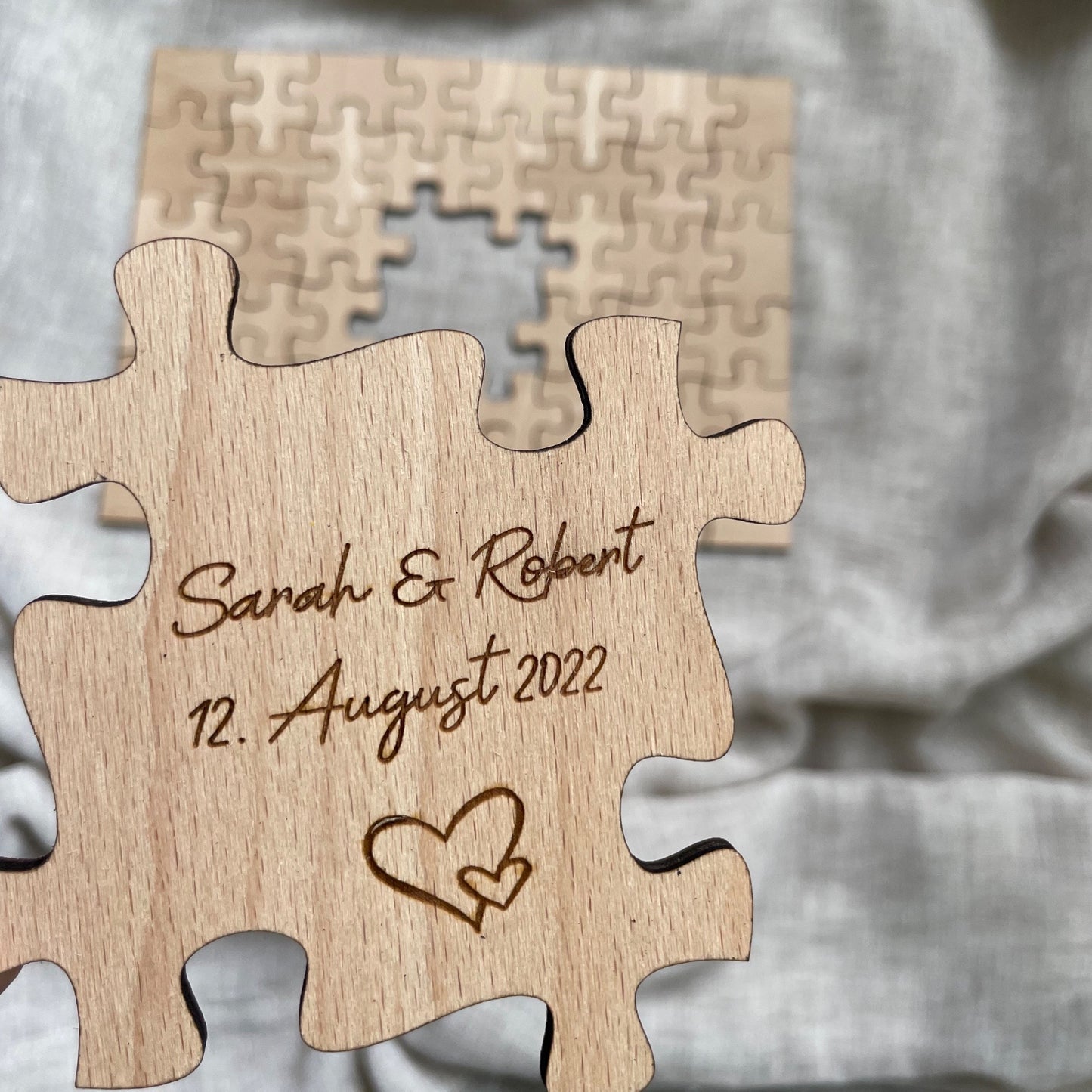 Puzzle aus Holz zur Hochzeit personalisiert als Gästebuch zum unterschreiben