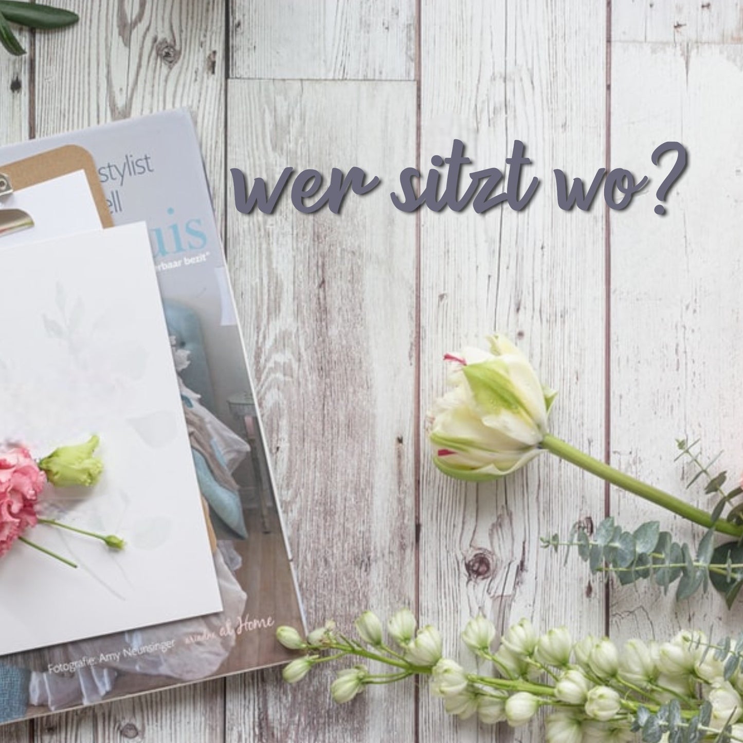 Schriftzug wer sitzt wo? aus Holz in verschiedenen Farben und 6 Schriftarten
