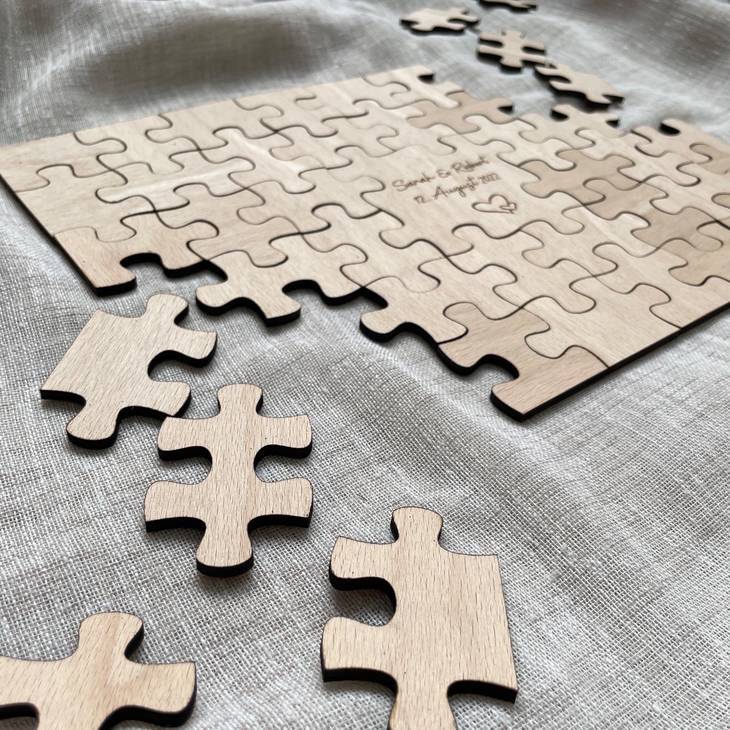 Puzzle aus Holz zur Hochzeit personalisiert als Gästebuch zum unterschreiben